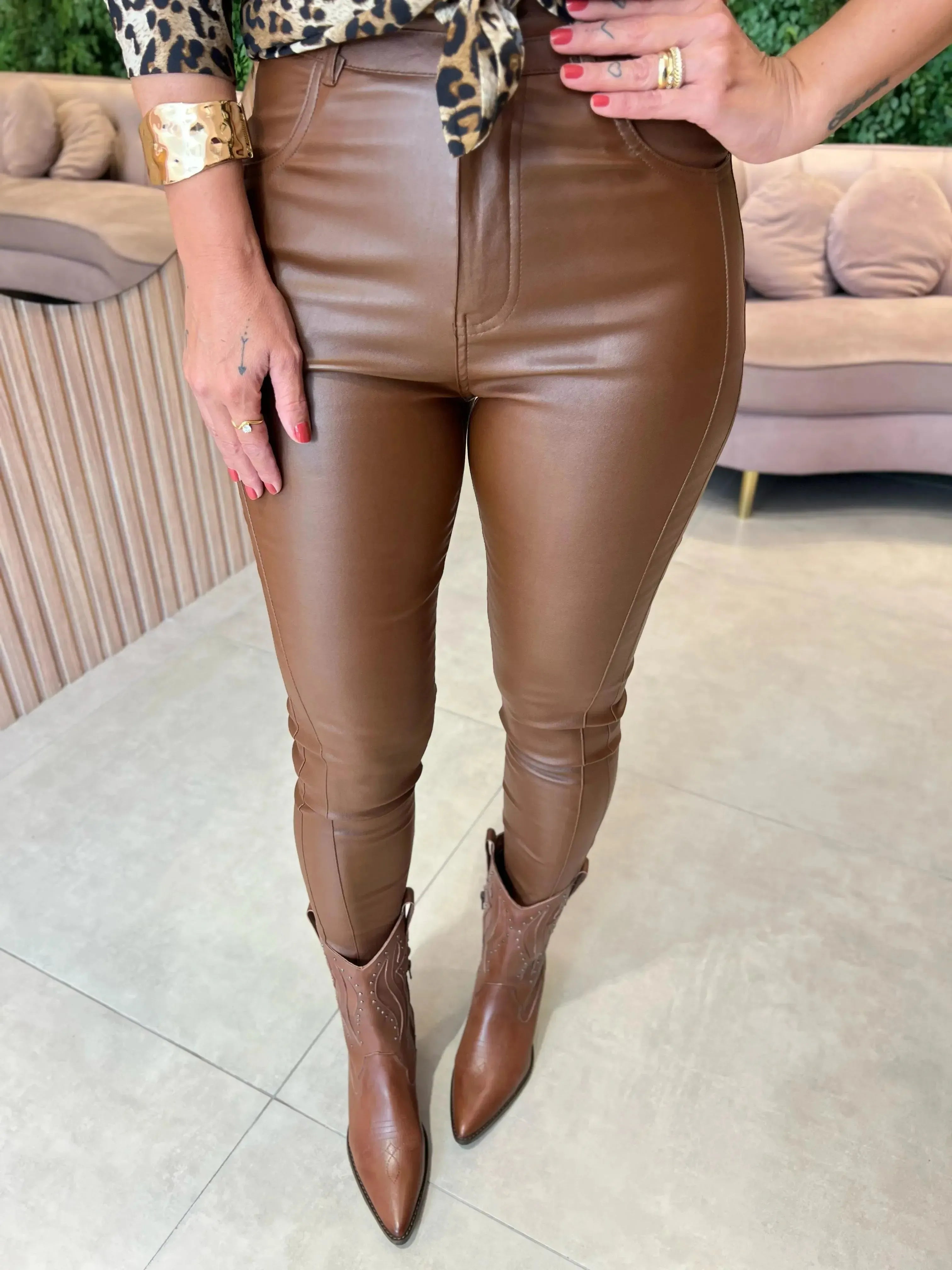 Calça Resinada Flaneada com dois botões, Marrom