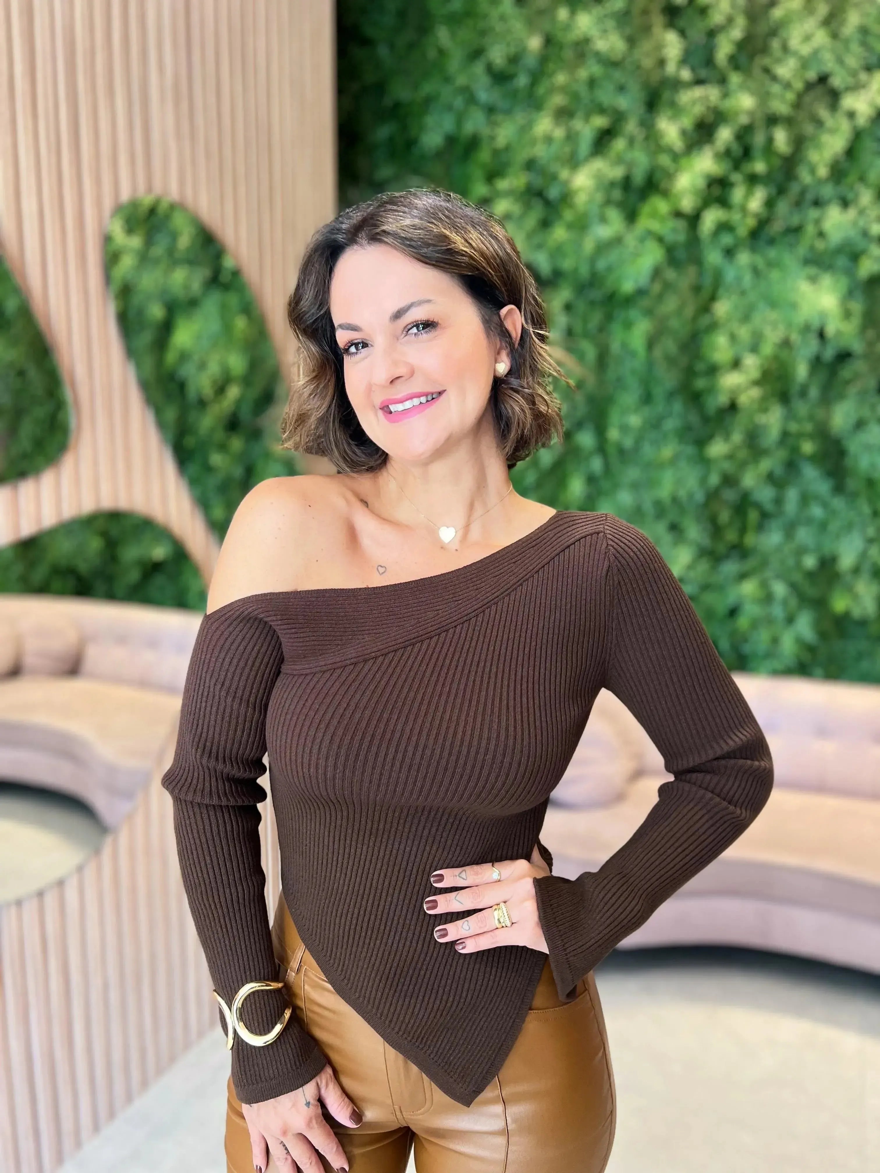 Blusa em tricot com Bico Ombro vazado , Marrom