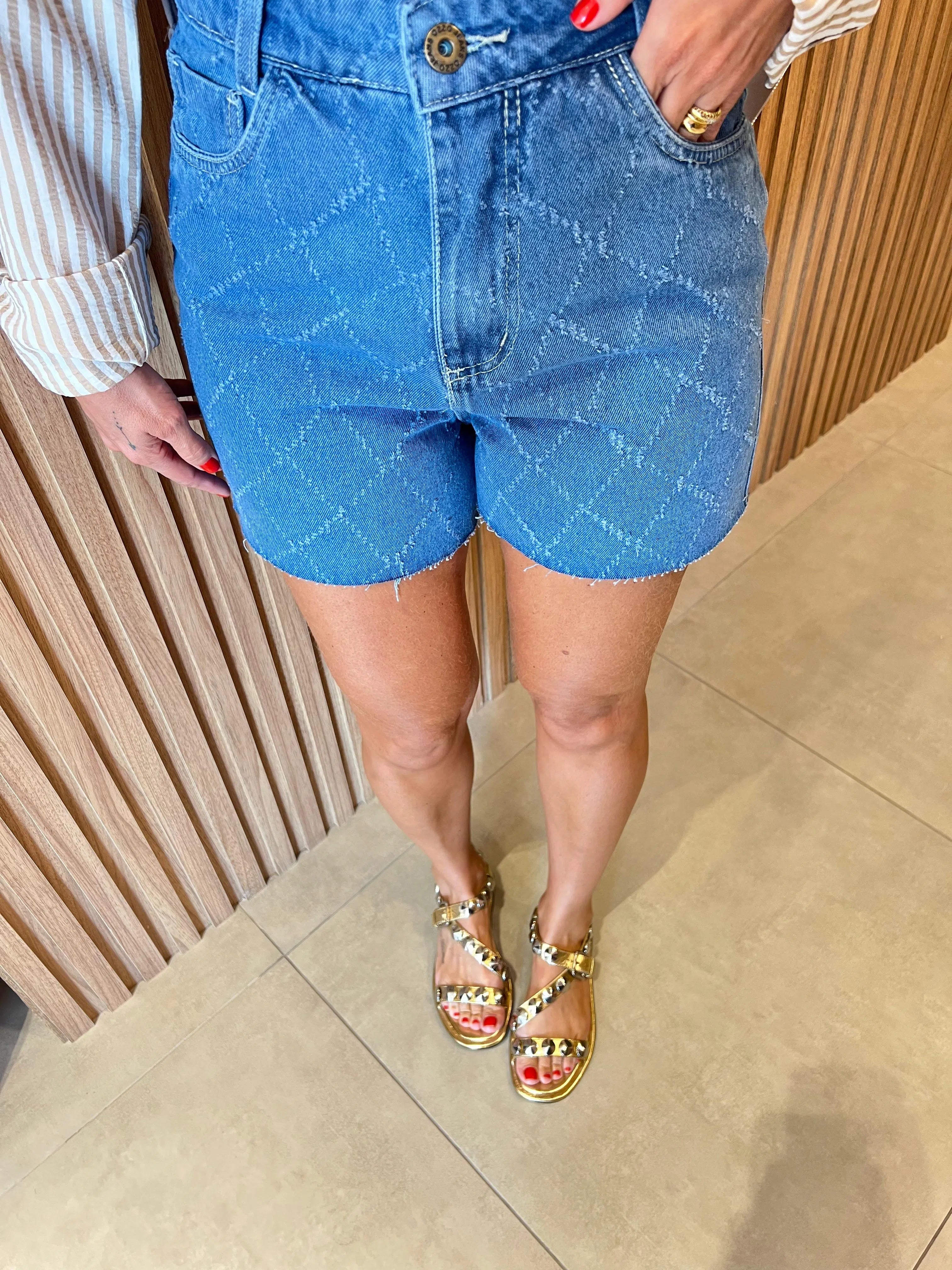 Shorts Jeans com Detalhes Desfiados