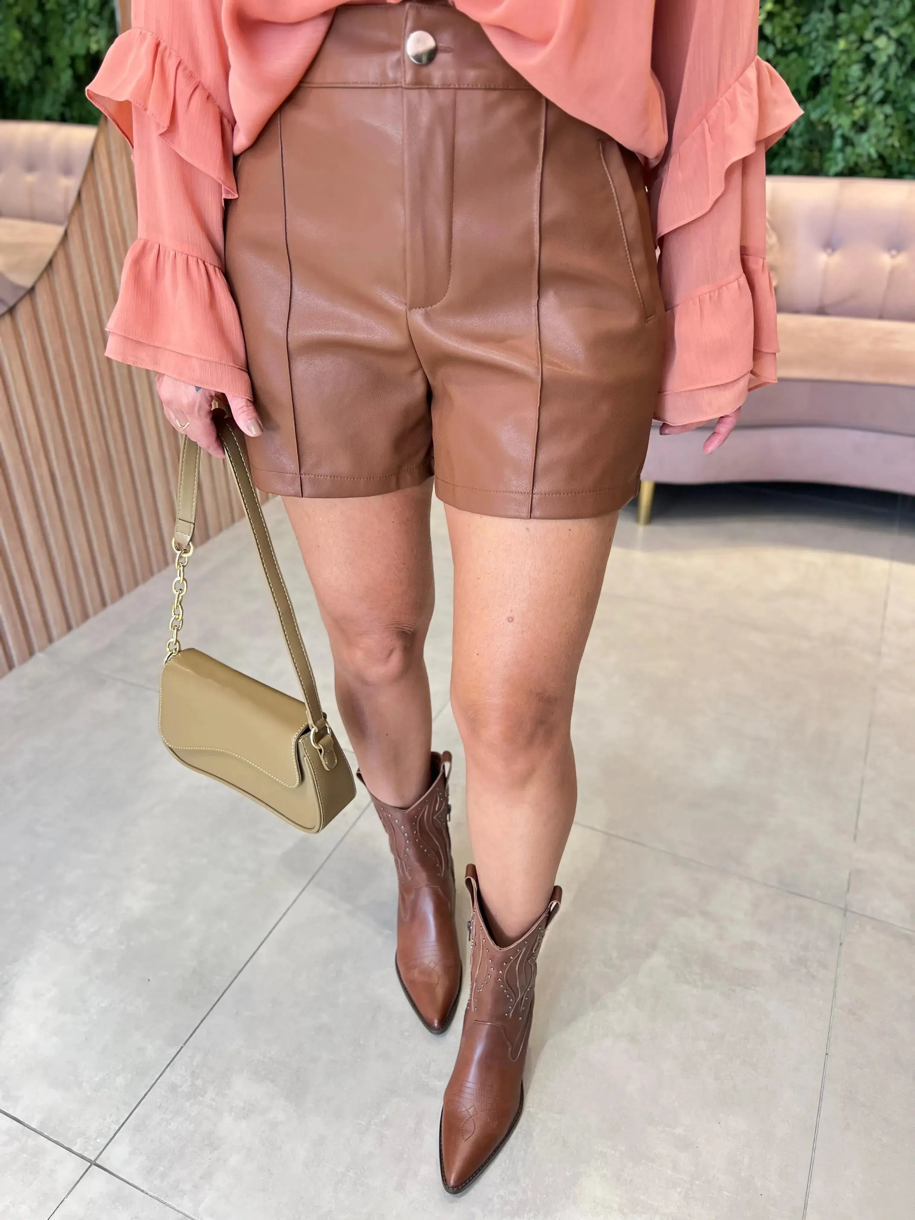 Shorts em Couro Eco, Caramelo