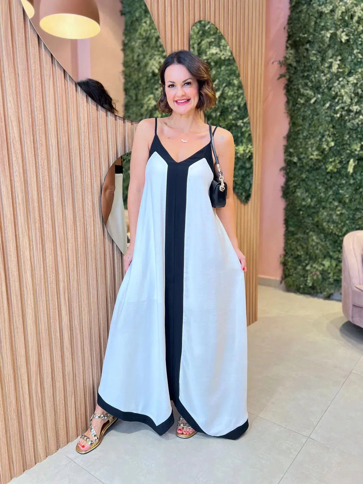 Vestido Alcinha Fundo Off White com Detalhe Preto