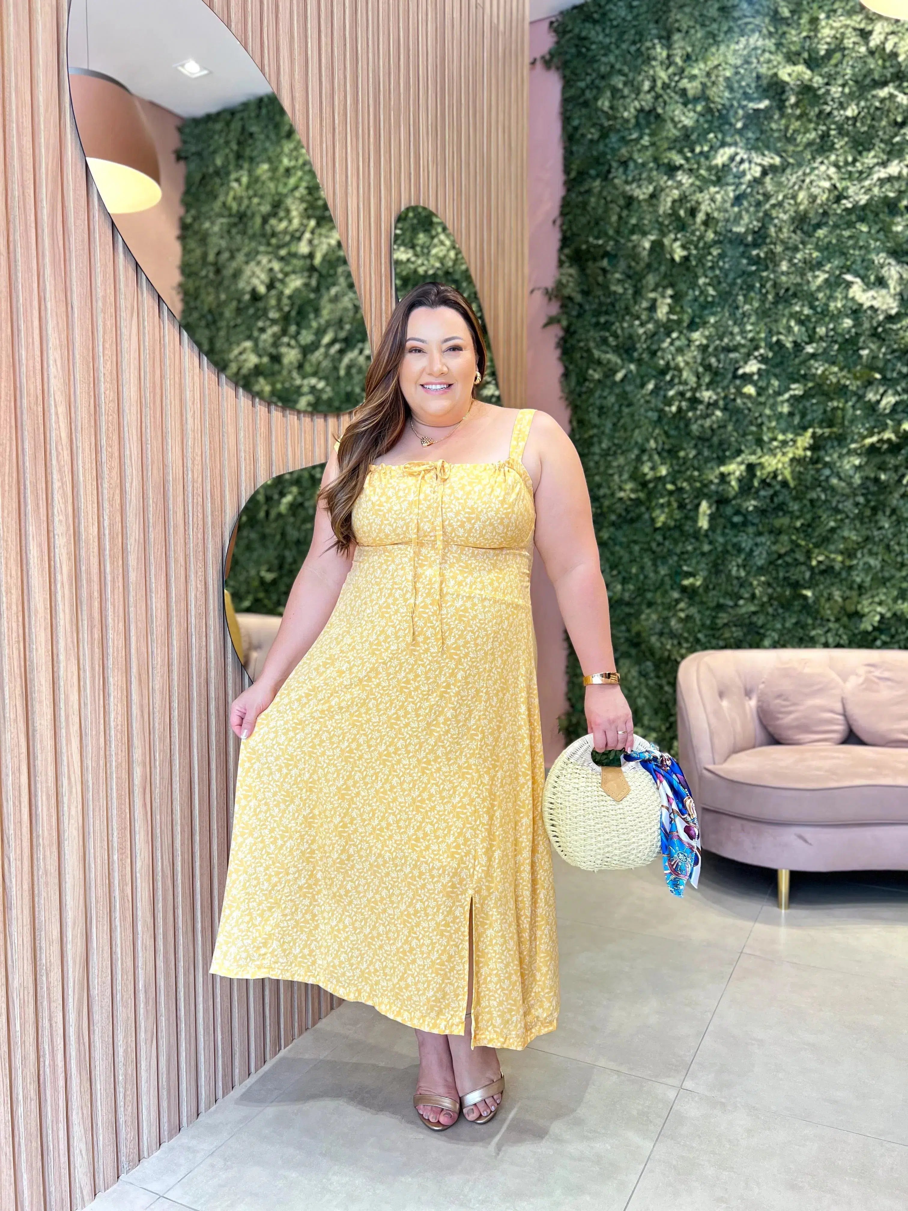 Vestido Alcinha Midi Plus Size Fundo Amarelo com Florzinhas