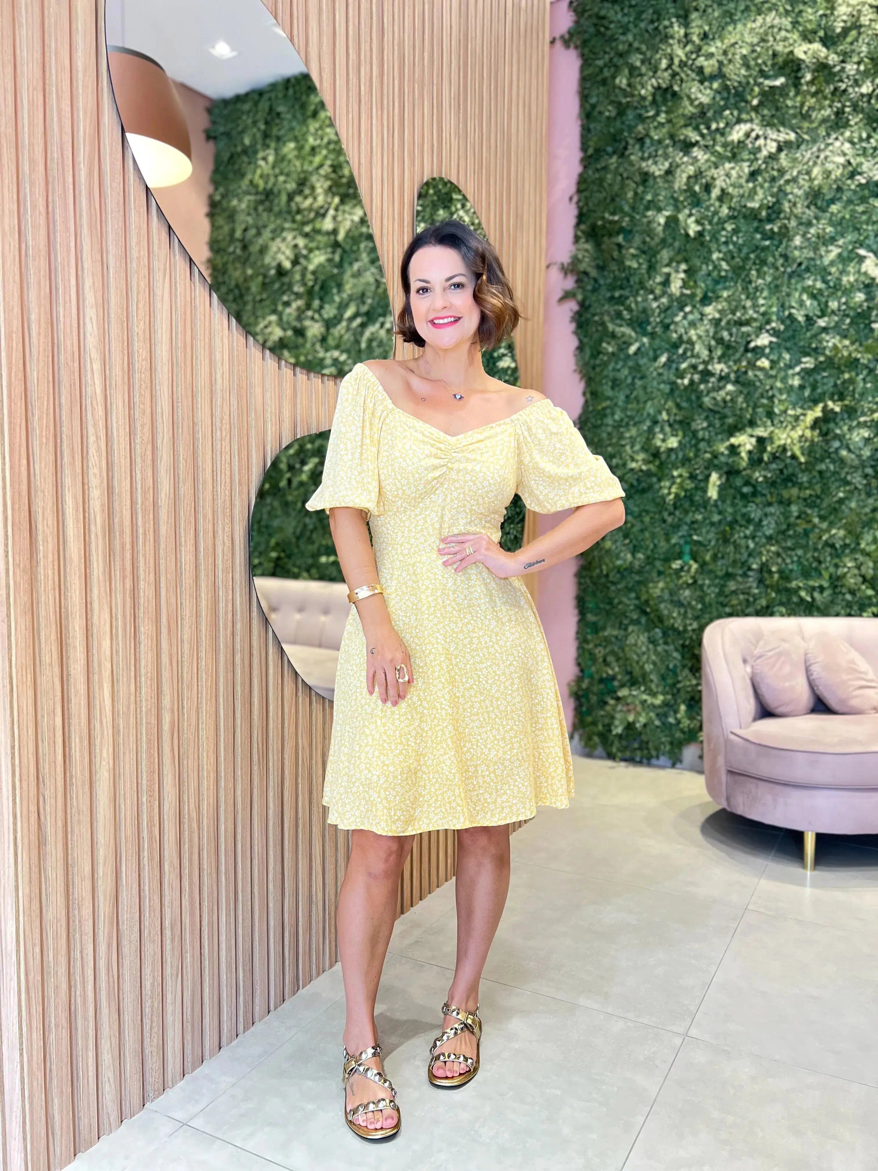 Vestido Curto em Viscolinho Amarelo