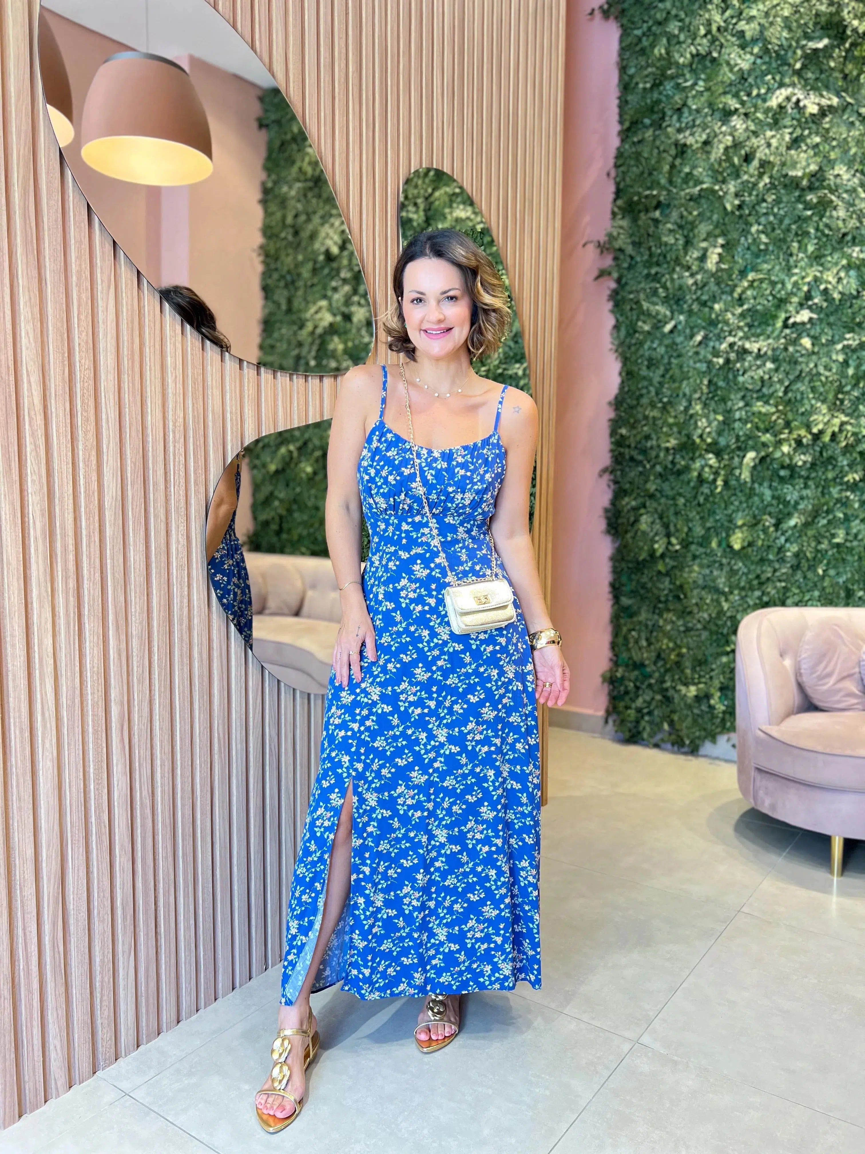 Vestido Midi Alcinha com Fenda Fundo Azul Floral