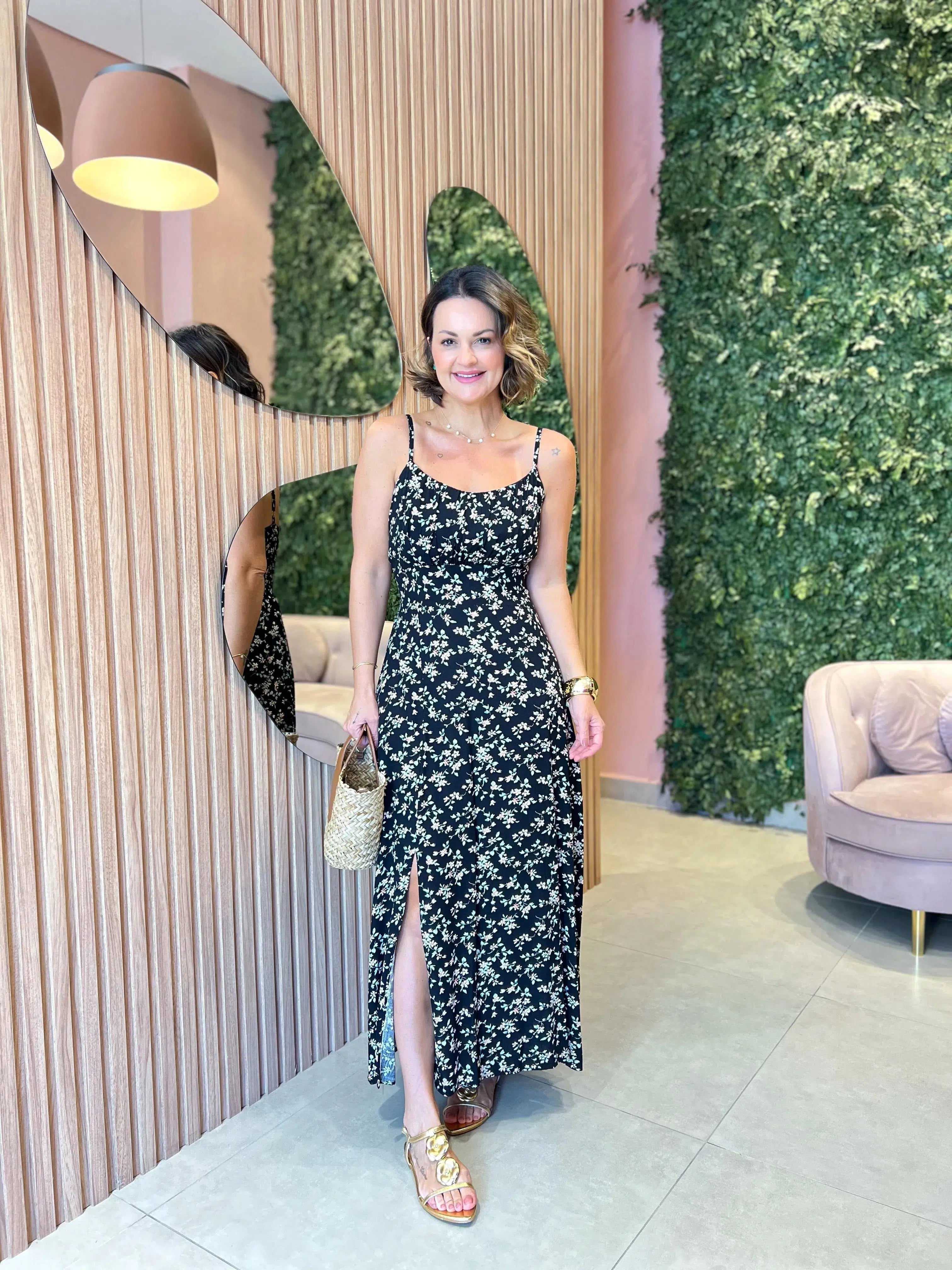 Vestido Midi Alcinha com Fenda Fundo Preto Floral