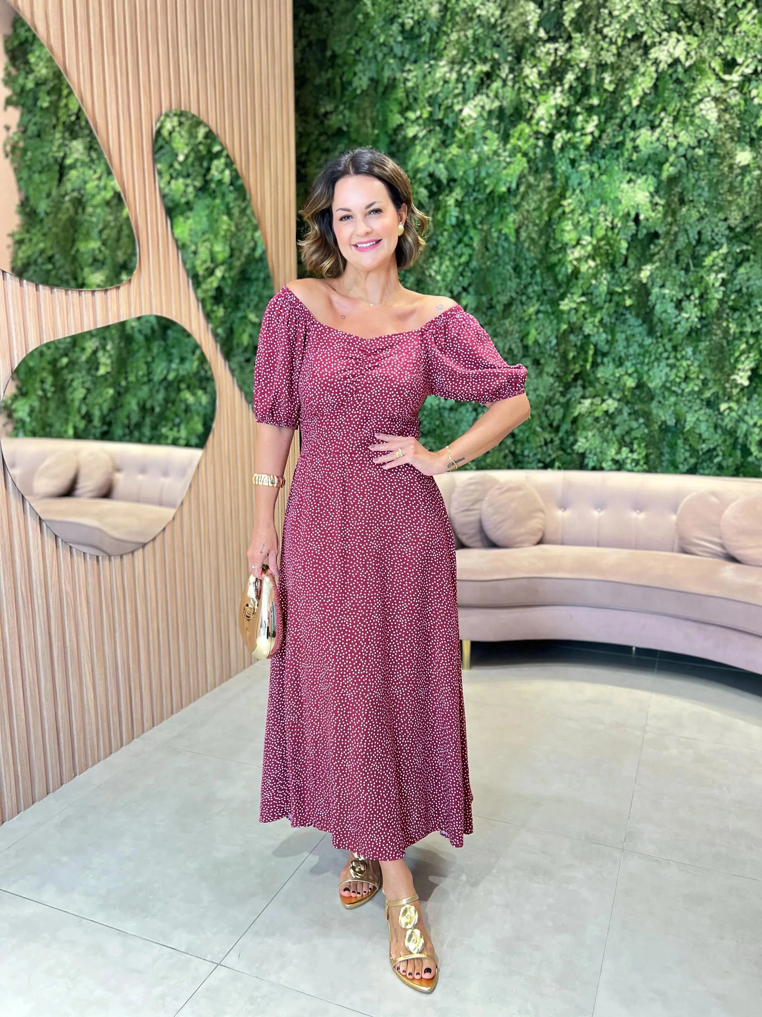 Vestido Midi Drapeado no Busto Fundo Marsala Poá