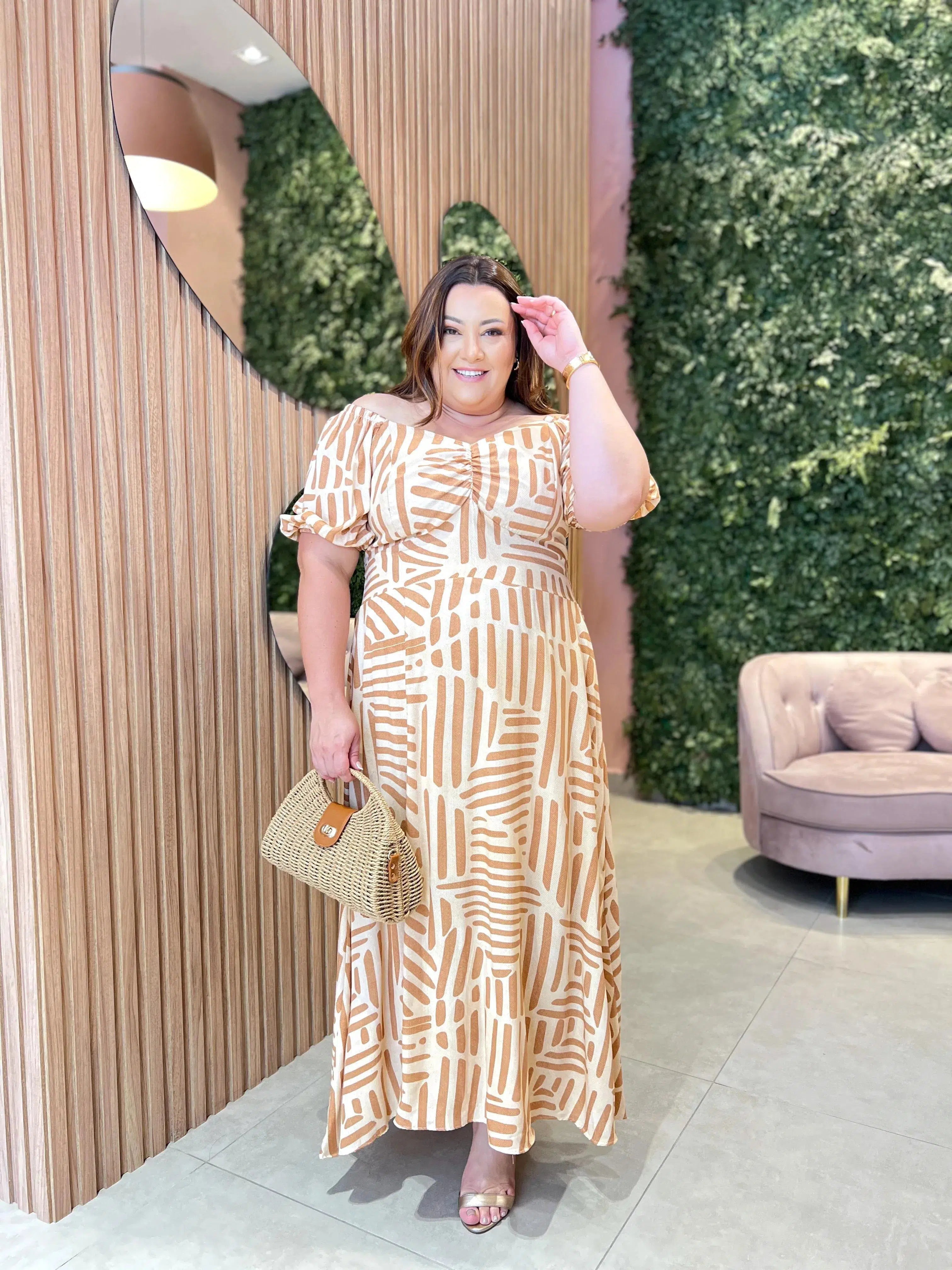 Vestido Midi Plus Size Fundo Bege Estampado