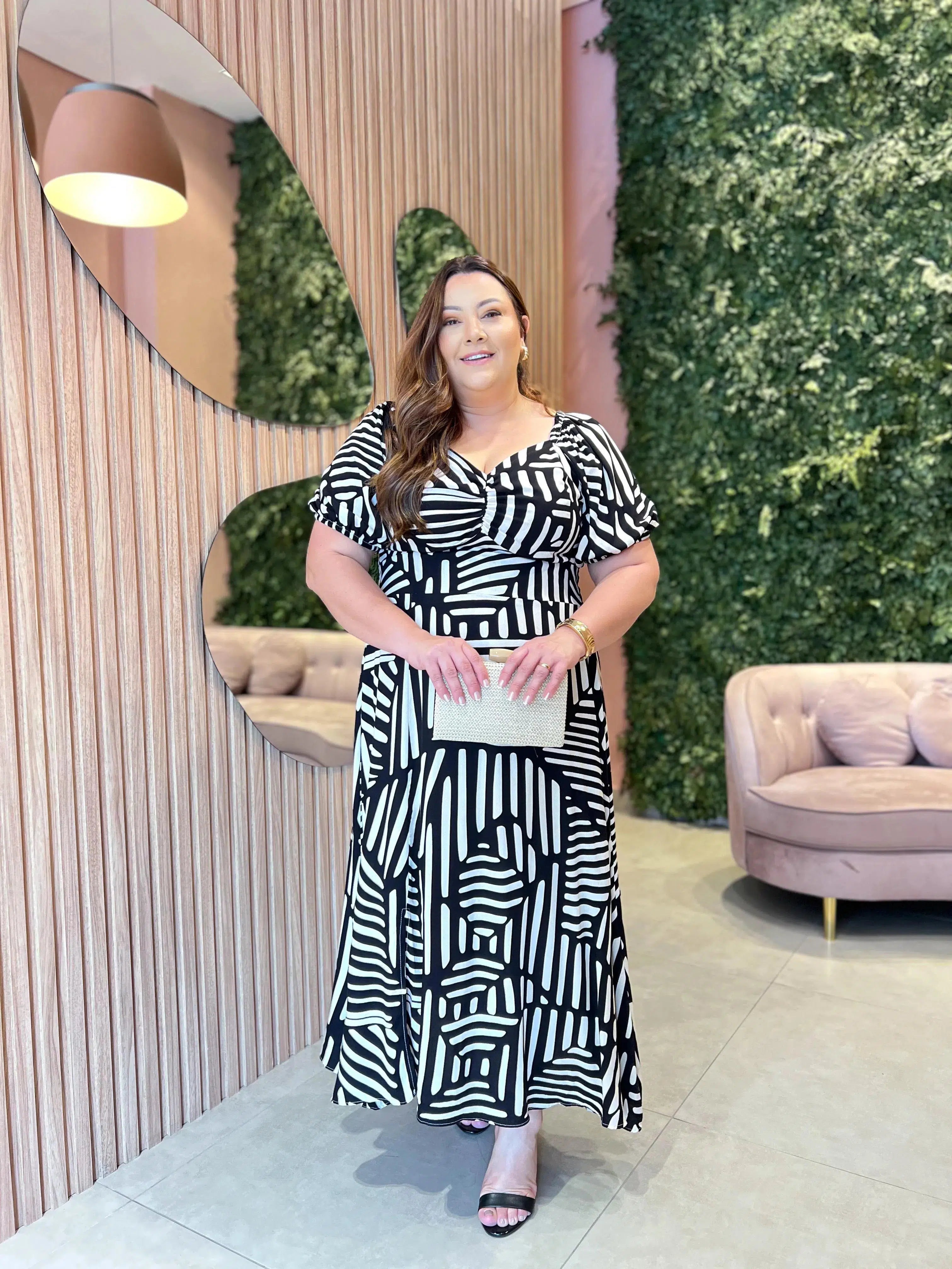 Vestido Midi Plus Size Fundo Preto Estampado