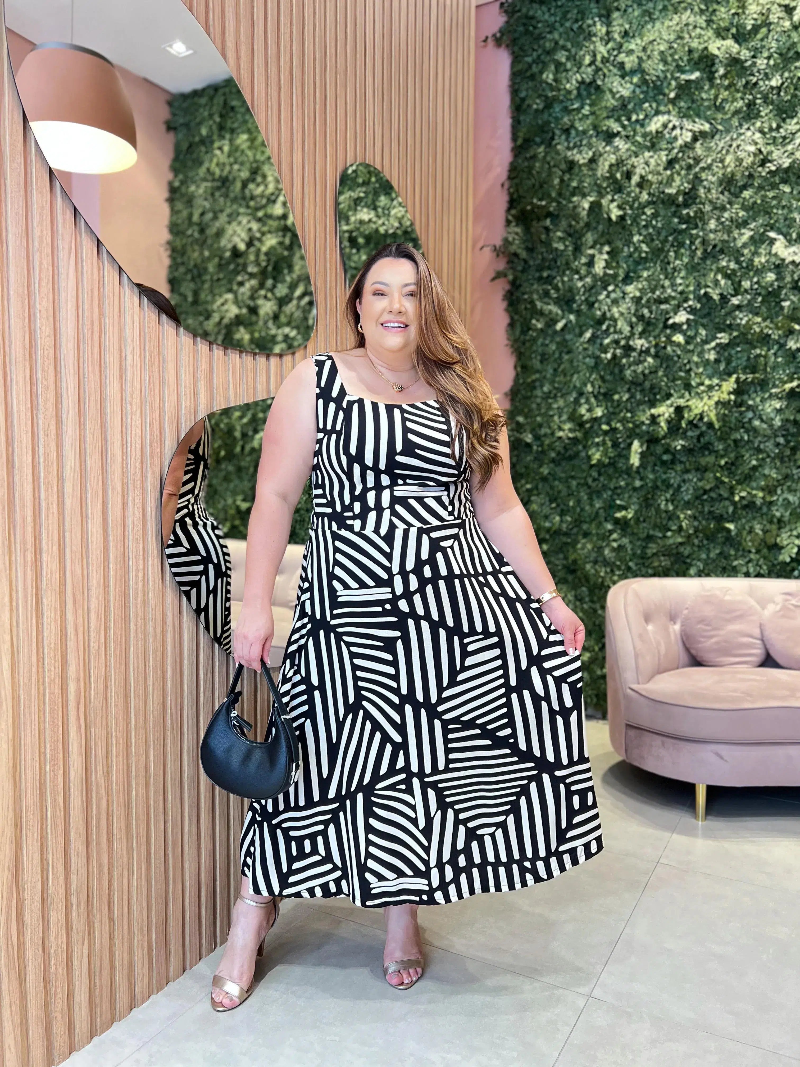 Vestido Regata Plus Size Fundo Preto Estampado