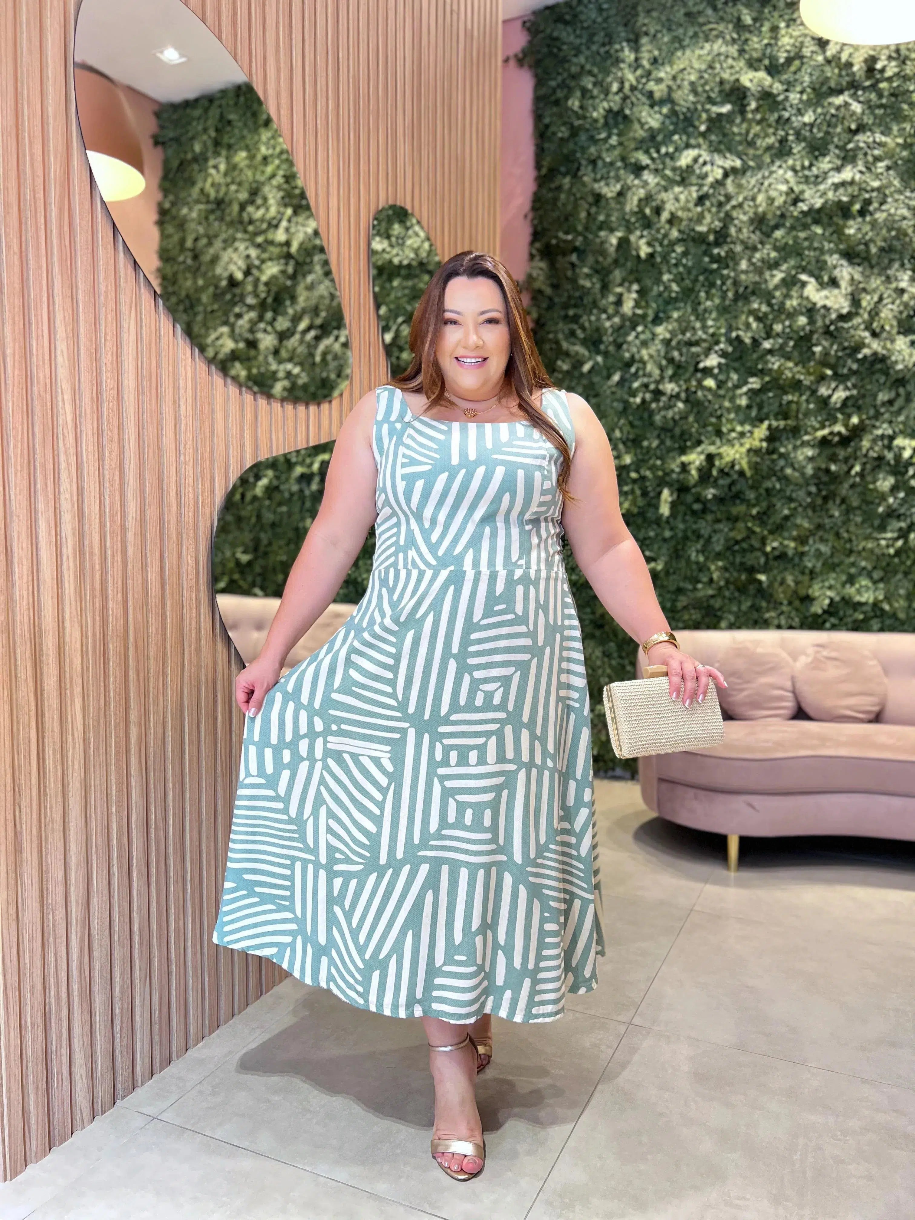 Vestido Regata Plus Size Fundo Verde Estampado