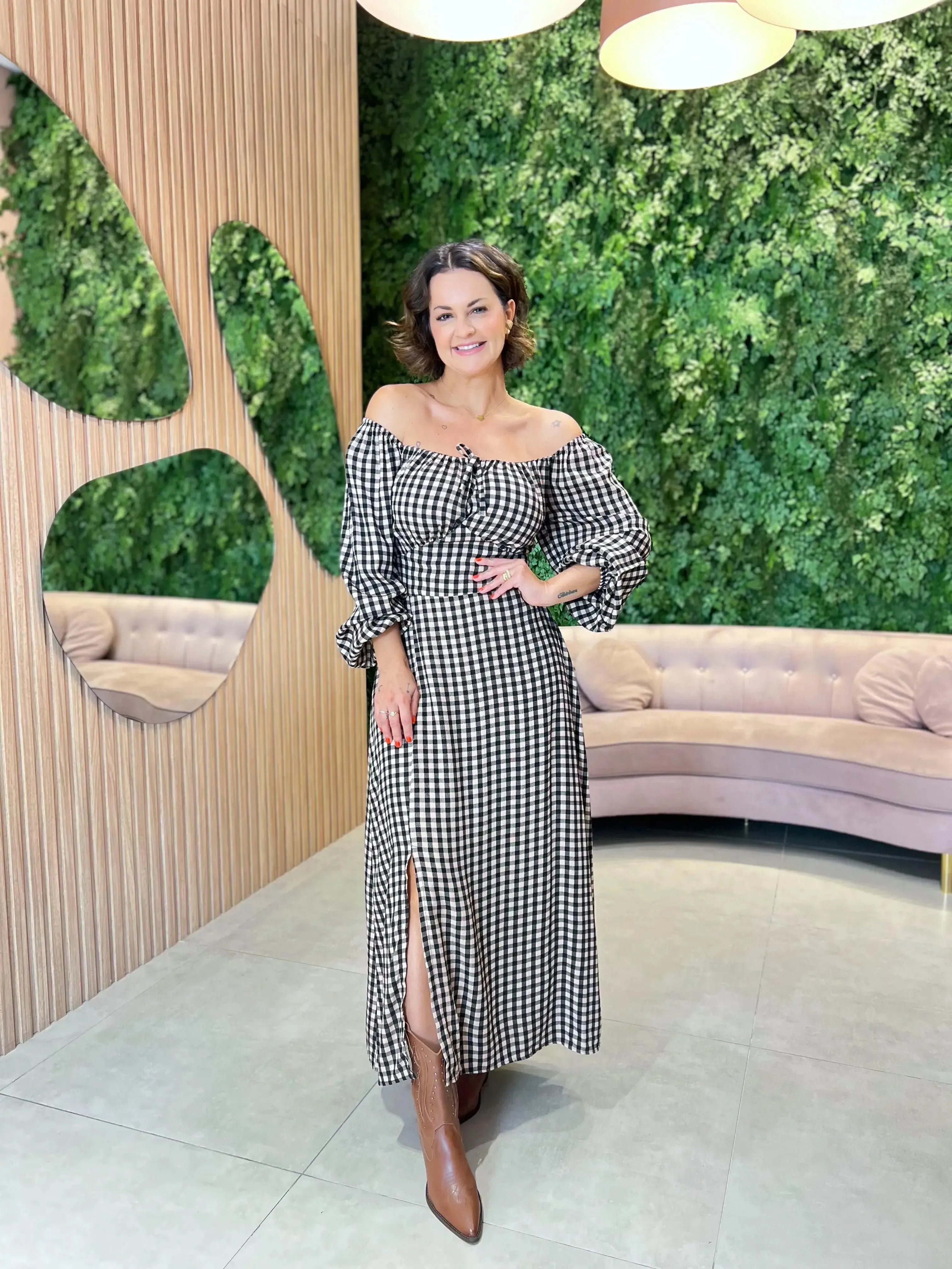 Vestido com Bojo e Fenda Frontal Xadrez Preto com Nude